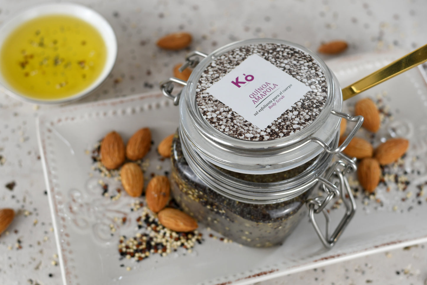 ¿Necesitas exfoliar e hidratar tu piel? ¡Este exfoliante de quinoa amapola es ideal para eso, aparte tiene un efecto iluminador! Hecho con quinoa, amapolas, aceite de almendras, y aceites esenciales, sólo ingredientes naturales. En Ko desarrollamos cosmética natural.