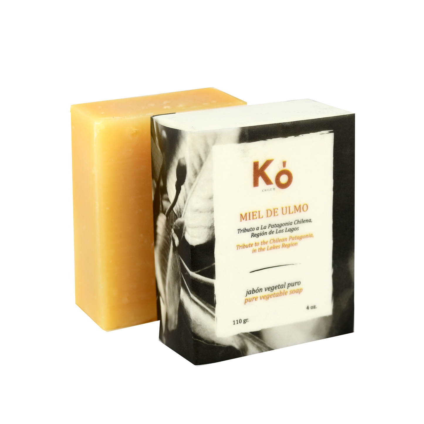 Jabon artesanal Ko, hecho a base de aceite de oliva y coco, que hidratan y eliminan el efecto de manos partidas. Enriquecido con aceites esenciales de ylang ylang, mejorana, salvia, lemongrass y miel de ulmo del sur de Chile. Tiene un efecto de aromaterapia relajante, revitalizante, y la miel actúa como antibacterial. ¡Disfruta de un Spa en casa! Los productos Ko son hechos con ingredientes naturales.