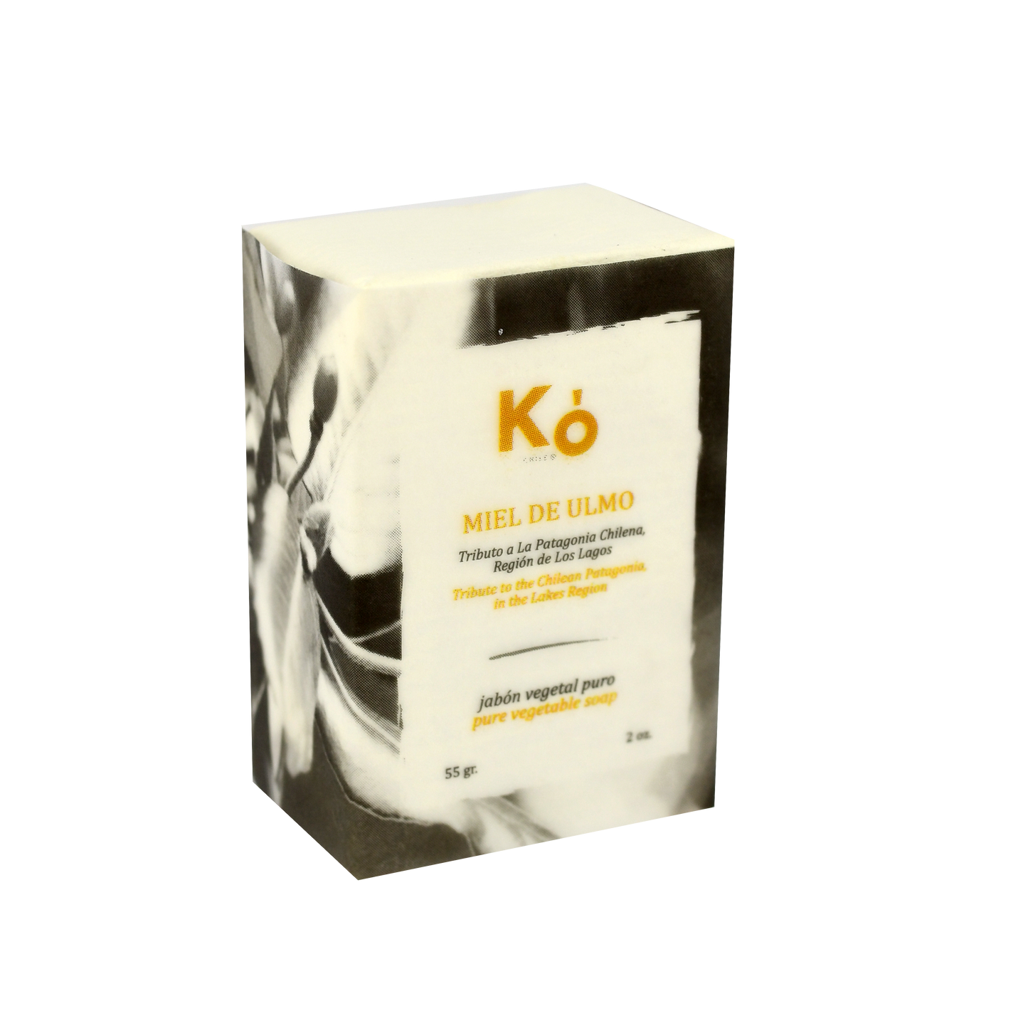Jabon artesanal Ko, hecho a base de aceite de oliva y coco, que hidratan y eliminan el efecto de manos partidas. Enriquecido con aceites esenciales de ylang ylang, mejorana, salvia, lemongrass y miel de ulmo del sur de Chile. Tiene un efecto de aromaterapia relajante, revitalizante, y la miel actúa como antibacterial.  ¡Disfruta de un Spa en casa!  Los productos Ko son hechos con ingredientes naturales.