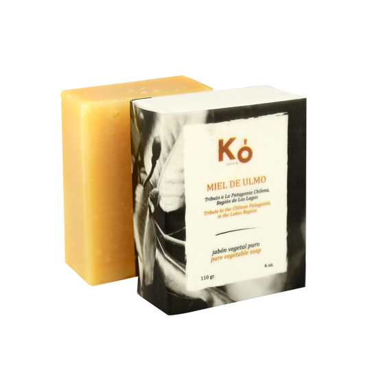 Jabon artesanal Ko, hecho a base de aceite de oliva y coco, que hidratan y eliminan el efecto de manos partidas. Enriquecido con aceites esenciales de ylang ylang, mejorana, salvia, lemongrass y miel de ulmo del sur de Chile. Tiene un efecto de aromaterapia relajante, revitalizante, y la miel actúa como antibacterial.  ¡Disfruta de un Spa en casa!  Los productos Ko son hechos con ingredientes naturales.
